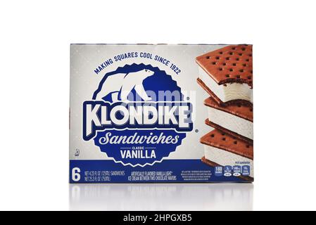 IRVINE, CALIFORNIA - 14 FEB 2022: Una scatola di sandwich Klondike Vanilla Ice Cream. Foto Stock