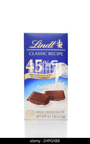 IRVINE, CALIFORNIA - 21 FEB 2022: Un pacchetto di latte di ricetta classica Lindt cioccolato al 45% cacao Foto Stock