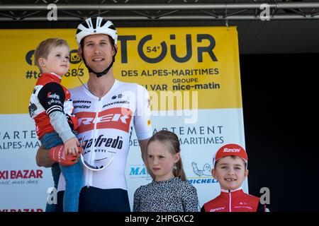 Bauke Mollema (team Trek Segafredo) visto con la famiglia sul podio prima della gara.Nairo Quintana, leader del team Arkea-Samsic è il vincitore dell'ultima tappa del Tour 06-83 tra Villefranche-sur-Mer e Blausasc. Guillaume Martin del team di Cofidis si è concluso secondo alle 01'21'' e Thibaut Pinot del team Groupama-FDJ è terzo alle 01'30''. Il colombiano Nairo Quintana (team Arkea Samsic) vince la classifica generale del Tour du Var et des Alpes-Maritimes 2022 davanti al belga Tim Wellens (team Lotto Soudal) e al francese Guillaume Martin (team Cofidis). Foto Stock