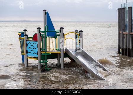 Southend on Sea, Essex, Regno Unito. 21st Feb 2022. I forti venti di tempesta Franklin e l'alta marea ha causato l'estuario del Tamigi a inondare la passeggiata e la strada lungo il lungomare a Southend on Sea. Il parco giochi a tre conchiglie sulla spiaggia era sommerso e molto spazzatura è stata lavata Foto Stock