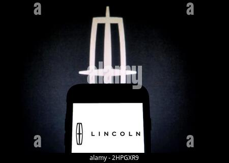 Spagna. 17th Feb 2022. In questa illustrazione della foto è visualizzato un logo Lincoln Motor Company su uno smartphone con il logo Lincoln Motor Company sullo sfondo. Credit: SOPA Images Limited/Alamy Live News Foto Stock