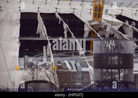 Londra, Regno Unito. 21st febbraio 2022. I lavori di ristrutturazione non sono ancora iniziati sul tetto dell'Arena O2, gravemente danneggiata dai venti durante la tempesta Eunice, nonostante la sede annunciasse la riapertura il 25th febbraio. Credit: Vuk Valcic/Alamy Live News Foto Stock