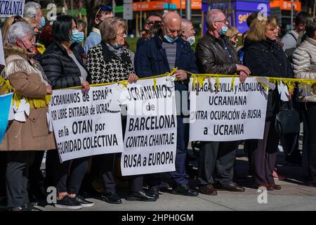 Madrid, Spagna. 20th Feb 2022. I manifestanti hanno tessere durante la manifestazione contro Putin e la possibile invasione russa dell’Ucraina in piazza Spagna a Madrid. Credit: SOPA Images Limited/Alamy Live News Foto Stock