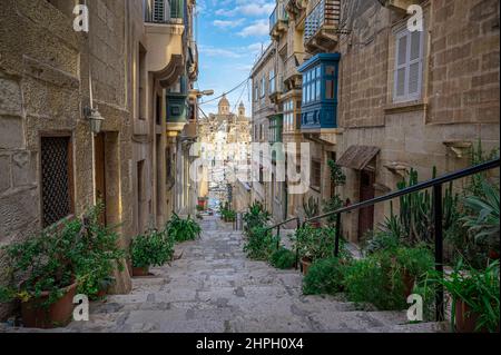 Strada stretta con scale a la Valletta, Malta Foto Stock