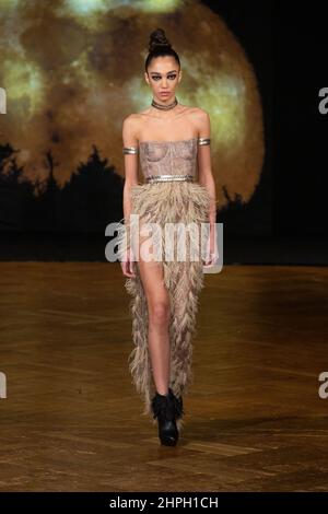 Londra, Regno Unito. 20th Feb 2022. Un modello percorre la pista all'Autunno/Inverno 2022, AADNEVIK Fashion Show durante la London Fashion Week. (Foto di Pietro Recchia/SOPA Images/Sipa USA) Credit: Sipa USA/Alamy Live News Foto Stock