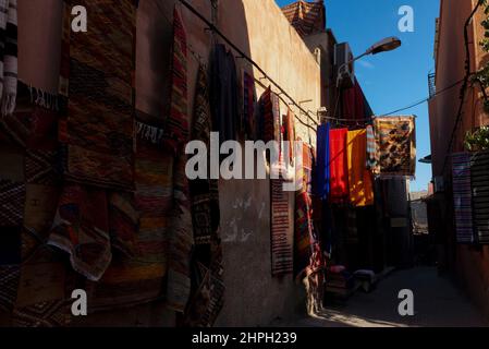 Varietà di tappeti e tappeti fuori da un negozio a Marrakesh, Marocco Foto Stock
