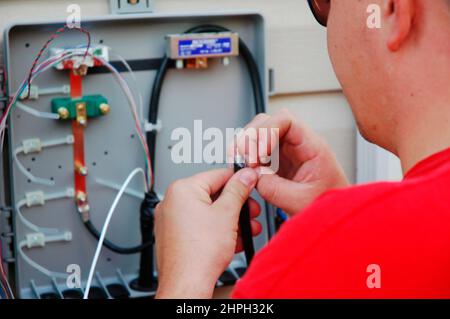 Installazione di TV via cavo e DSL linee e linee telefoniche su casa nuova Foto Stock