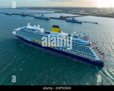 MV Spirit of Discovery nave da crociera la più grande nave che opera per Saga Cruises. Spirit of Discovery nave lasciando Southampton. Foto Stock