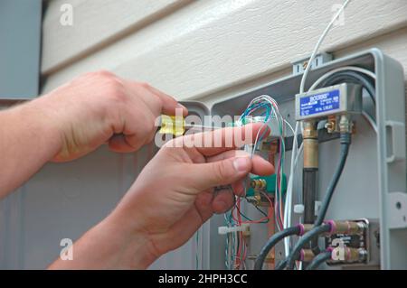 Installazione di TV via cavo e DSL linee e linee telefoniche su casa nuova Foto Stock