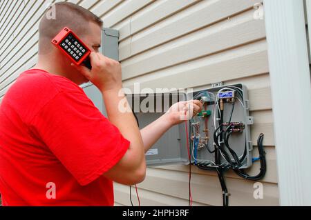 Installazione di TV via cavo e DSL linee e linee telefoniche su casa nuova Foto Stock