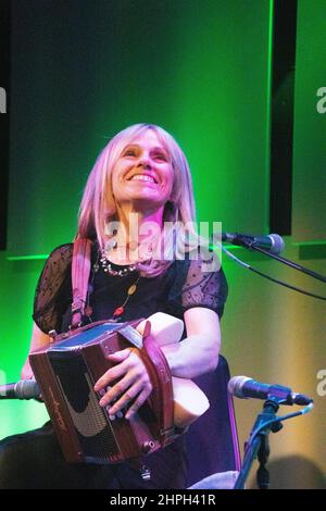 Sharon Shannon, musicista irlandese e fisarmonicista che si esibisce a Liverpool Philarmonic l'ultima sera del suo tour il 18th 2022 febbraio. Foto Stock