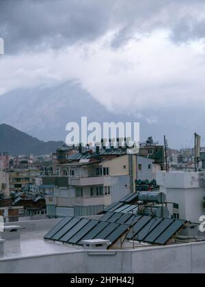 Pannelli solari sul tetto di un hotel in Konyaalti, Antalya, Turchia Foto Stock