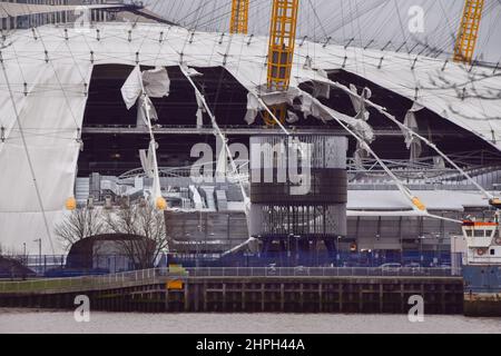 Londra, Inghilterra, Regno Unito. 21st Feb 2022. Una vista sul tetto dell'Arena del O2, gravemente danneggiata dai venti durante la tempesta Eunice. La sede ha annunciato che riaprirà il 25th febbraio. (Credit Image: © Vuk Valcic/ZUMA Press Wire) Foto Stock