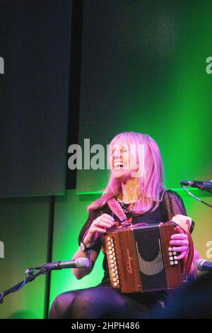 Sharon Shannon, musicista irlandese e fisarmonicista che si esibisce a Liverpool Philarmonic l'ultima sera del suo tour il 18th 2022 febbraio. Foto Stock