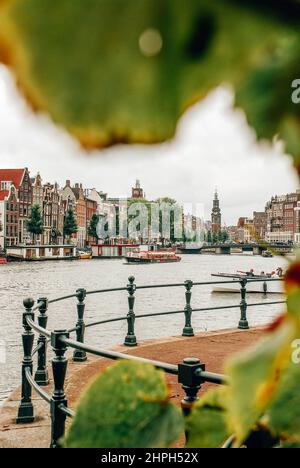 Vista sui canali e gli edifici di Zwanenburgwal ad Amsterdam, Paesi Bassi Foto Stock