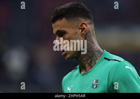 Milano, 20th febbraio 2022. Gianluca Scamacca di noi Sassuolo durante il warm up che precede la Serie A alla gara di Giuseppe Meazza, Milano. Il credito d'immagine dovrebbe essere: Jonathan Moscrop / Sportimage Foto Stock