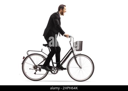 Profilo girato di un uomo d'affari che guida una bicicletta fuori dalla sella isolato su sfondo bianco Foto Stock