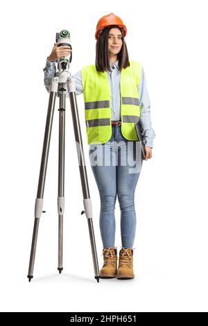 Ritratto a tutta lunghezza di un geodetico geodetico femminile con un dispositivo di misurazione isolato su sfondo bianco Foto Stock