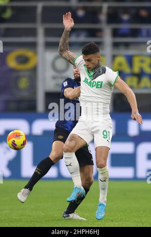 Milano, 20th febbraio 2022. Stefan de Vrij del FC Internazionale si sforza con Gianluca Scamacca degli Stati Uniti Sassuolo durante la serie A a match a Giuseppe Meazza, Milano. Il credito d'immagine dovrebbe essere: Jonathan Moscrop / Sportimage Foto Stock