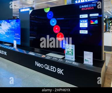 Televisore Samsung ad alta definizione Neo QLED 8K, schermo TV in negozio.