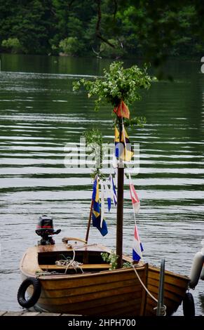 Albero a vela decorato durante le vacanze di metà estate in Svezia. Foto Stock
