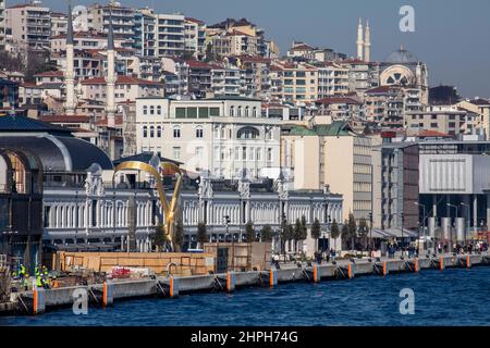 21 febbraio 2022: Galataport Istanbul, uno dei più grandi progetti in Turchia, ha iniziato a servire i visitatori e diventare un centro di attrazione. Galataport è un porto per navi da crociera e un hotel a uso misto attualmente in fase di sviluppo nel quartiere Galata di Istanbul, Turchia, il 21 febbraio 2022. Si trova sulla sponda europea dello stretto di Bosforo, alla confluenza con il Corno d'Oro. (Credit Image: © Tolga Ildun/ZUMA Press Wire) Foto Stock