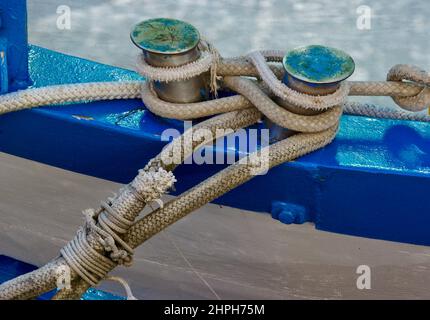 Particolare di barca da pesca ormeggiata con diversi tipi di corde. Foto Stock