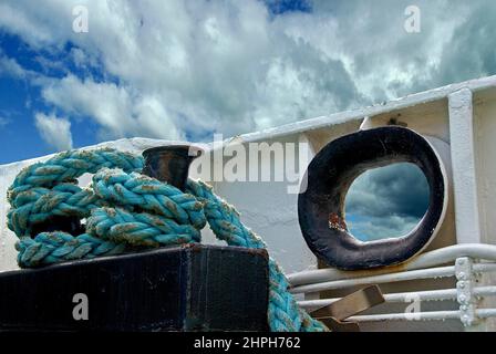 Ormeggio falò a bordo di un traghetto norvegese a Geirangerfjorden con cielo blu nuvoloso sullo sfondo. Foto Stock