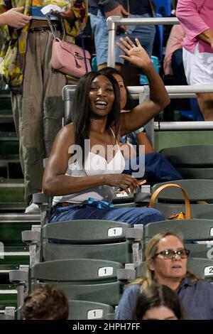 Delray Beach, Florida, Stati Uniti. 18th Feb 2022. VENUS WILLIAMS ondeggia alla folla mentre arriva a guardare R. Opelka (USA) giocare A. Mannarino (fra) al Delray Beach Open 2022 entro il Vitacost.com. (Credit Image: © Andrew Patron/ZUMA Press Wire) Foto Stock