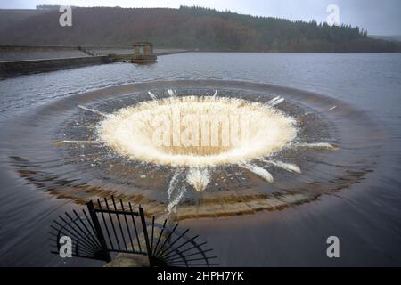 RT lato di mano (quando osservato dalla diga) canale di fuoriuscita (foro di spina) nel serbatoio di Ladybower sopra che scorre dopo le tempeste Dudley, Eunice e Franklin, febbraio 22 Foto Stock