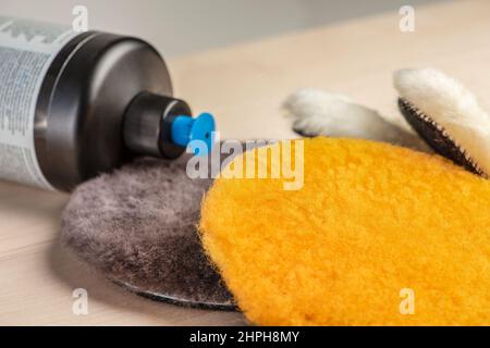 Pasta per lucidatura auto. Cura del corpo dell'auto. Primo piano di tamponi di lucidatura e pasta lucidante. Foto Stock