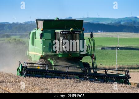 Combinazione di raccolto di grano con una mietitrebbia John Deere T670 vicino a Lanark, Scozia, Regno Unito. Foto Stock