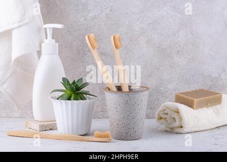 Spazzolino da denti in bambù, nessun prodotto per la cura dei rifiuti Foto Stock