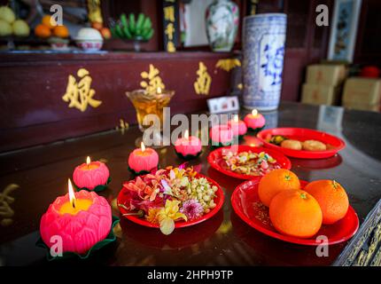 Singapore - 13 settembre 2019: Offerte buddiste sacre di fiori e frutta a Thian Hock Keng, il più antico tempio buddista della popolazione hokkien in paese Foto Stock