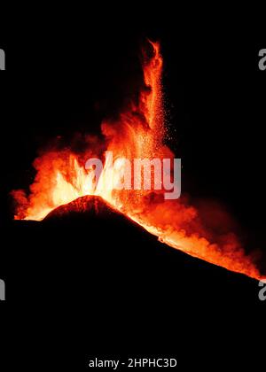 Ho scattato questa foto il 23-02-2021 durante un'escursione. Questa è stata l'eruzione più selvaggia che abbia mai visto e questa è la mia foto preferita! Foto Stock