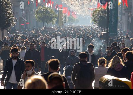 21 febbraio 2022: La folla ha preso l'attenzione a Istiklal, la strada turistica di Istanbul, contro i casi di coronavirus che si sono diffusi più facilmente e sono aumentati con la variante Omicron. È stato ignorato che la gente non prestava attenzione alla distanza sociale e l'uso delle maschere era basso a Istanbul, Turchia, il 21 febbraio 2022. Il lunedì Turkiye ha segnalato 85.026 nuovi casi di coronavirus. Secondo un grafico condiviso dal Ministero della Salute, 268 persone hanno perso la vita e 94.402 altre hanno recuperato dalla malattia nel giorno passato. Inoltre, nelle ultime 24 ore sono stati effettuati fino a 461.513 test virali a livello nazionale. Foto Stock