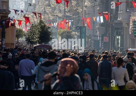 21 febbraio 2022: La folla ha preso l'attenzione a Istiklal, la strada turistica di Istanbul, contro i casi di coronavirus che si sono diffusi più facilmente e sono aumentati con la variante Omicron. È stato ignorato che la gente non prestava attenzione alla distanza sociale e l'uso delle maschere era basso a Istanbul, Turchia, il 21 febbraio 2022. Il lunedì Turkiye ha segnalato 85.026 nuovi casi di coronavirus. Secondo un grafico condiviso dal Ministero della Salute, 268 persone hanno perso la vita e 94.402 altre hanno recuperato dalla malattia nel giorno passato. Inoltre, nelle ultime 24 ore sono stati effettuati fino a 461.513 test virali a livello nazionale. Foto Stock