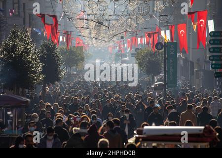 21 febbraio 2022: La folla ha preso l'attenzione a Istiklal, la strada turistica di Istanbul, contro i casi di coronavirus che si sono diffusi più facilmente e sono aumentati con la variante Omicron. È stato ignorato che la gente non prestava attenzione alla distanza sociale e l'uso delle maschere era basso a Istanbul, Turchia, il 21 febbraio 2022. Il lunedì Turkiye ha segnalato 85.026 nuovi casi di coronavirus. Secondo un grafico condiviso dal Ministero della Salute, 268 persone hanno perso la vita e 94.402 altre hanno recuperato dalla malattia nel giorno passato. Inoltre, nelle ultime 24 ore sono stati effettuati fino a 461.513 test virali a livello nazionale. Foto Stock