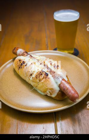 Delizioso primo piano del tradizionale hot dog uruguaiano (pancho) Foto Stock