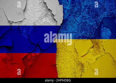 Conflitto politico tra Federazione russa e Ucraina. Crisi economica. Cracked texture prezzi dipinta con bandiere. Foto Stock