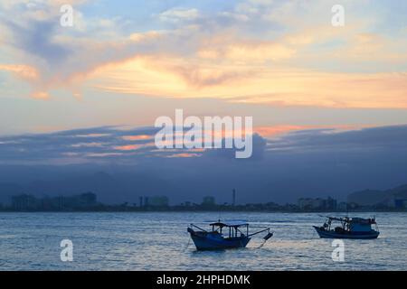 Paesaggio colorato sulla spiaggia brasiliana al tramonto Foto Stock