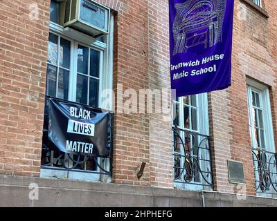 New York, NY, USA - 21 feb 2022: Greenwich House in Greenwich Village con striscioni appesi all'edificio Foto Stock