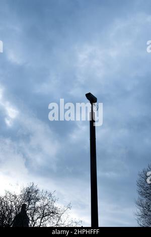 Telecamera CCTV aerea contro un cielo d'inverno moody Foto Stock