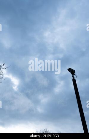 Telecamera CCTV aerea contro un cielo d'inverno moody Foto Stock