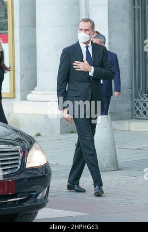 Madrid, Spagna. 21st Feb 2022. Re Felipe di Spagna arriva al Teatro reale per presiedere il gala inaugurale che commemora gli eventi del V Centenario della morte di Antonio de Nebrija, a Madrid. Credit: SOPA Images Limited/Alamy Live News Foto Stock