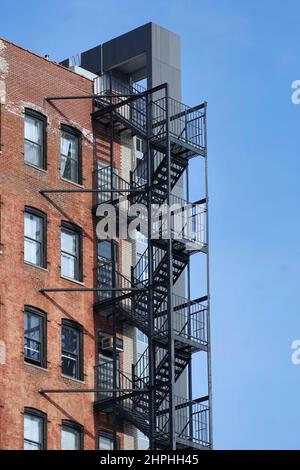 Vecchio edificio di appartamenti con aggiunta di una scala esterna Foto Stock