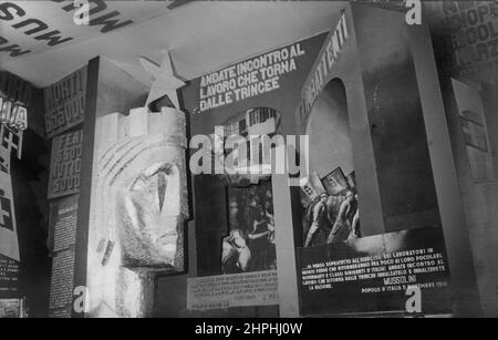 Fascismo - Propaganda - Roma - Palazzo delle Esposizioni Mostra della rivolta fascista - (dal 28 ottobre 1932 al 28 ottobre 1934) Foto Stock