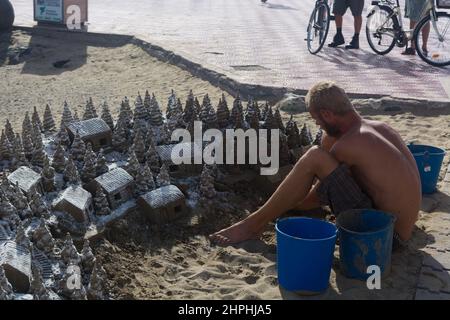CRAN CANARIA, MELONERAS - 13 NOVEMBRE 2019: Villaggio di Natale di sabbia sulla spiaggia di Cran Canaria a Meloneras Foto Stock