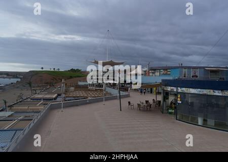 CRAN CANARIA, MELONERAS - 14 NOVEMBRE 2019: Bar e ristoranti sulla costa della spiaggia di Las Canteras nella città di Las Palmas Foto Stock