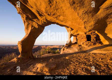 Una rovina di granaio di Pueblo di 1000 anni su Aztec Butte nel Canyonlands National Park, Moab, Utah. Utilizzato originariamente come granai di stoccaggio per Foto Stock